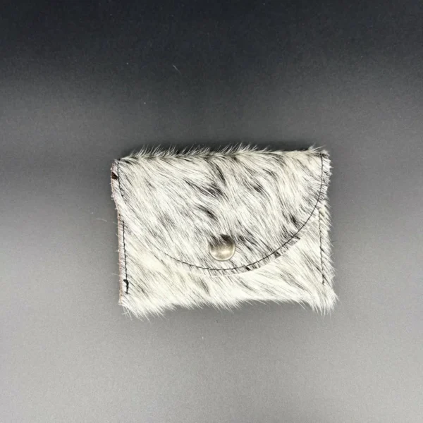 Porte-monnaie gris clair en peau de vachette avec bouton-pression métallique