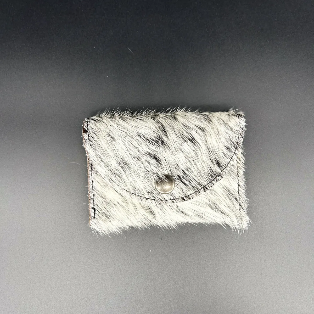 Porte-monnaie gris clair en peau de vachette avec bouton-pression métallique