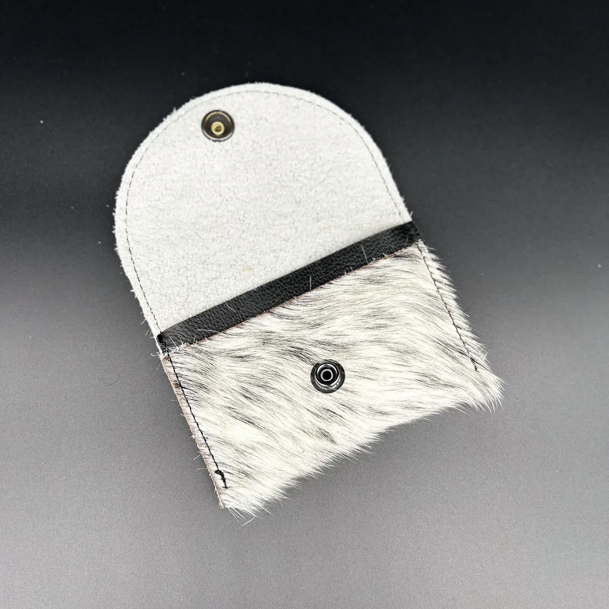 Petit porte-monnaie gris clair en cuir véritable à bouton-pression