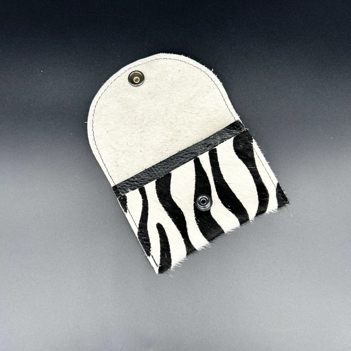 Petit porte-monnaie zèbre en cuir véritable à bouton-pression artisanal