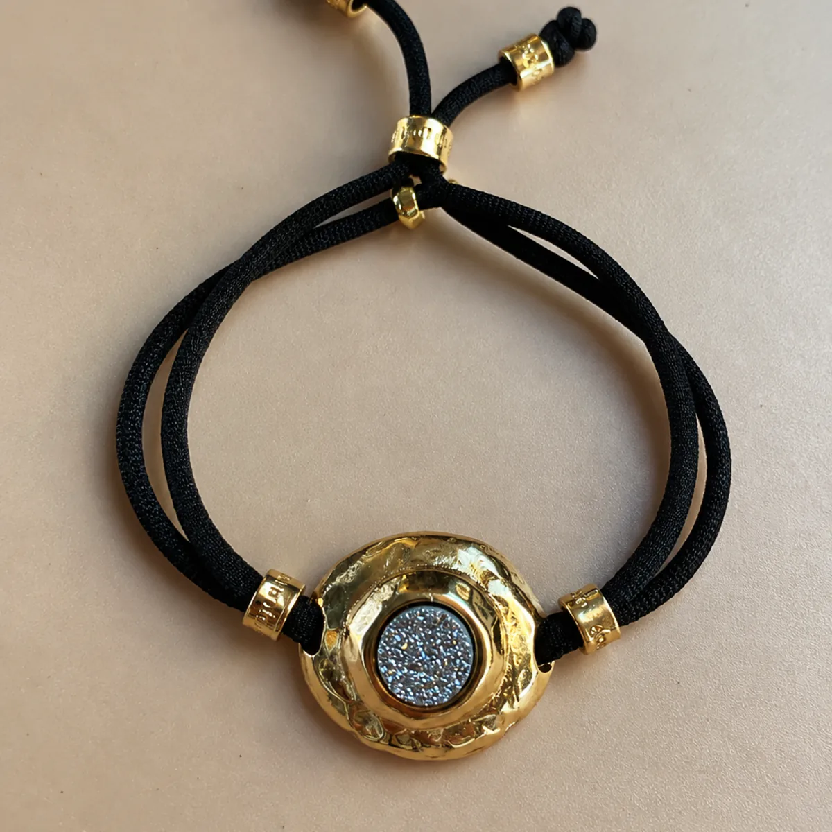 Bracelet Solmara druse titane disque doré martelé