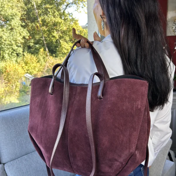 Avec sa sublime teinte bordeaux, ce sac daim bordeaux femme apporte immédiatement du caractère à une tenue. Son grand format et son cuir suédé véritable associent style, souplesse et praticité. Fabriqué artisanalement en Italie, il séduit par son design épuré et intemporel. Sa forme généreuse permet de l’adopter aussi bien au quotidien que pour accompagner une journée bien remplie