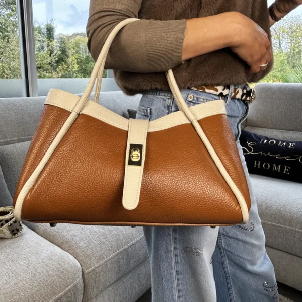 Élégant, pratique et facile à porter, ce sac cuir camel femme