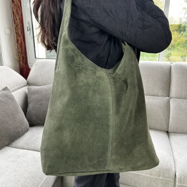 Sac hobo daim femme grand format Souple, généreux et terriblement facile à porter, ce sac hobo daim femme est le compagnon parfait des journées bien remplies. Son véritable daim et sa fabrication italienne lui donnent une allure chic et naturellement décontractée.