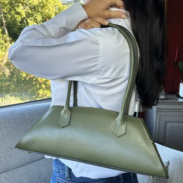 Découvrez ce sac trapèze vert olive femme en cuir de veau Box. Fabriqué en Italie, il séduit par sa ligne élégante et sa couleur pleine de caractère.